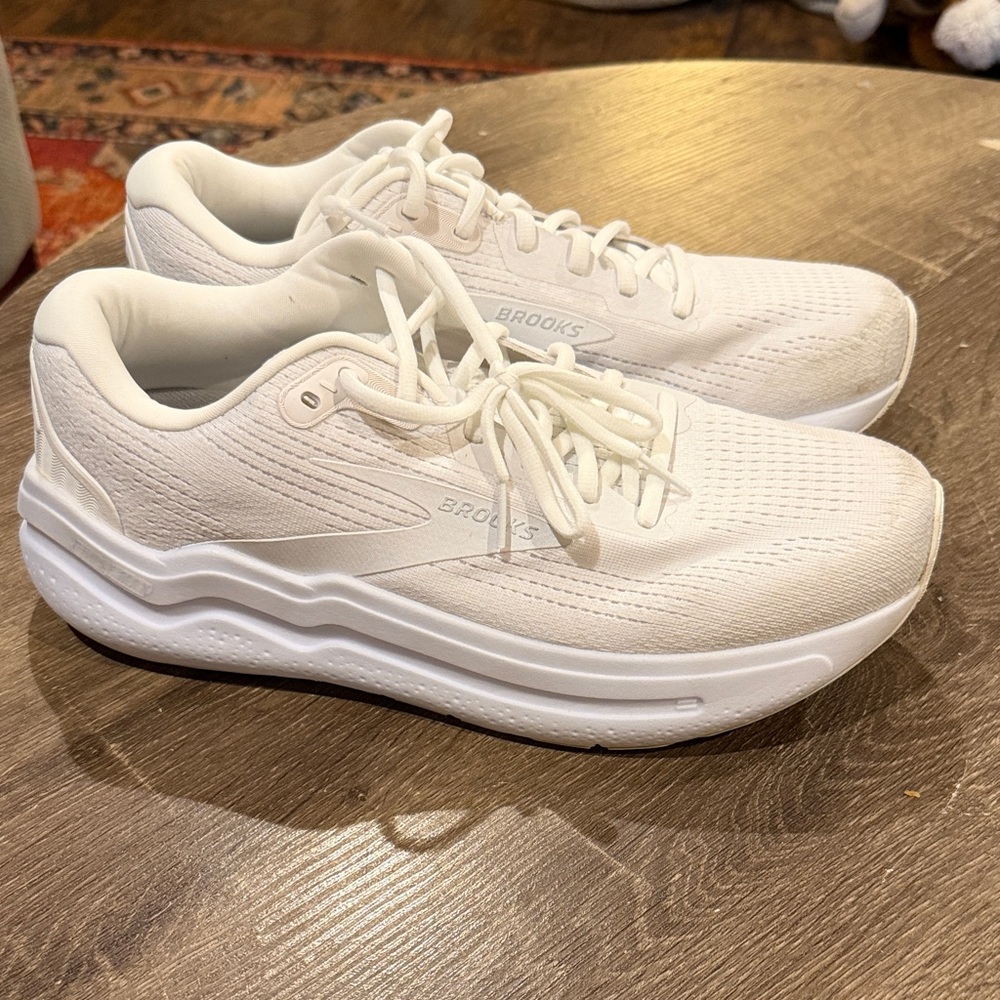 Brooks White Ghost 2 Max